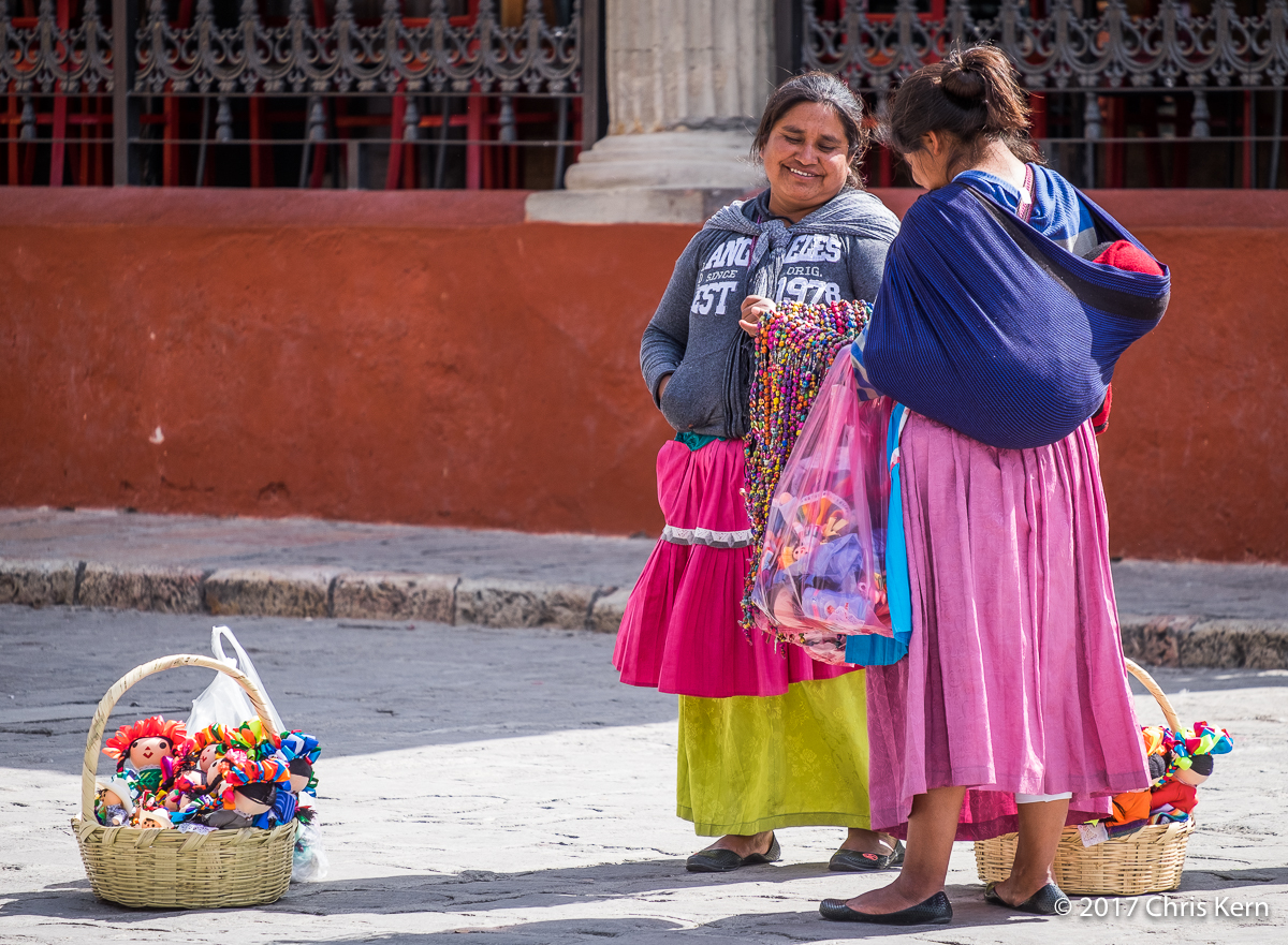 Vendedoras de Collares y Muñecas, San Miguel de Allende, Guanajuato, Mexico (2017)